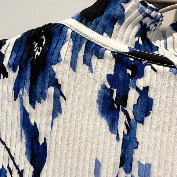 💙 Elegant & sexy unique pleated sleeveless top with a ruffled neck and tie NWOT - Picture 5 of 15